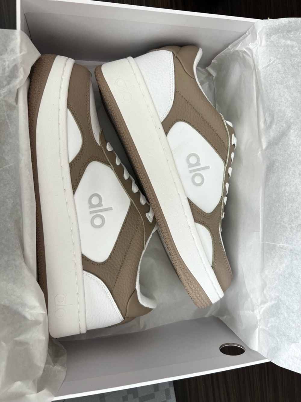 BRAND NEW ALO Yoga Women's Low-Top Sneakers in Taupe and White